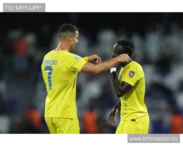 叶海亚遭对手飞身撞击头部吉达联合后卫朱莱丹被罚下场引发争议