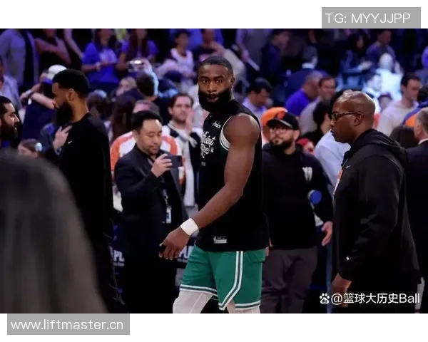 杰伦布朗全能表现31投12中砍下33分并贡献10篮板5助攻2抢断2盖帽