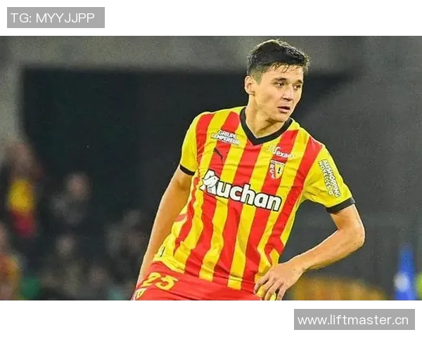 胡桑诺夫飞铲染红卡帅无奈21岁小将生涯135场迎来第二张红牌