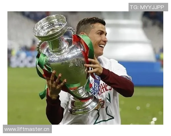 本赛季多库为俱乐部和国家队贡献十球六助攻展现出色状态